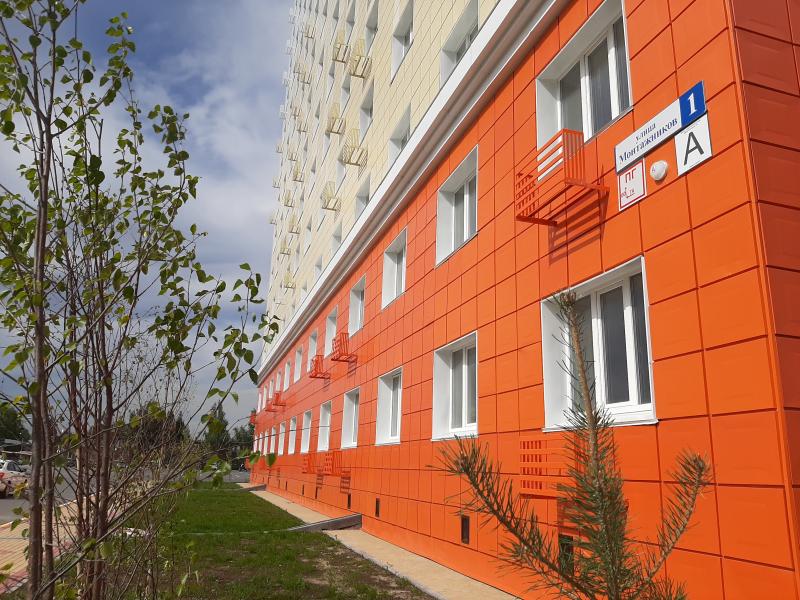 Одна из многоэтажек не предусматривает балконов, но на ее фасадах под окнами есть конструкции, возможно, предназначенные под использование зимой в качестве уличных морозильников.Либо под кондиционеры. Фото автора
