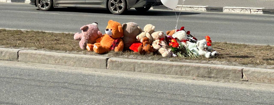 Сургут оплакивает погибшего под колесами авто мальчика: на месте трагедии появился стихийный мемориал