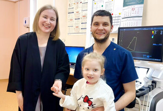 Искали помощи в клинике в США, а помогли в ХМАО: югорские врачи спасли тяжелобольную девочку