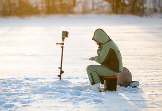 Сургутянка не испугалась 40-градусных морозов и рванула на рыбалку ради мясистых щук