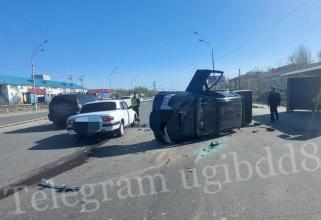 В Нижневартовске пикап врезался в «Волгу» и перевернулся