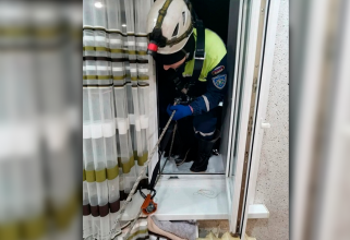 В Сургутском районе спасатели навестили бабушку через окно