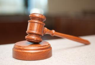 Жителя Сургута оштрафовали на 200 тысяч за порчу баннера с символом «Z»