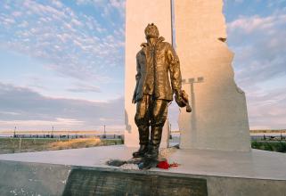 Возле памятника репрессированным в Сургуте облагородят территорию