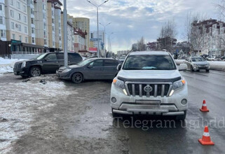 В Нижневартовске Opel размотало по дороге после столкновения с опорой ЛЭП. ФОТО