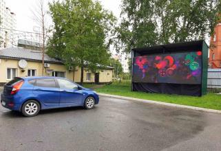 Жители Сургута могут смотреть фильмы на большом экране из автомобиля — заработал летний кинотеатр