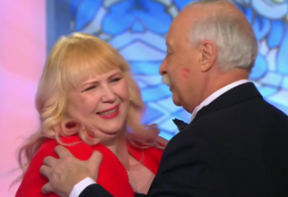 Жительница Сургутского района расцеловала Якубовича на «Поле чудес»