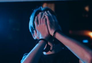 Курьер из Сургута помогал мошенникам обманывать пенсионеров // ВИДЕО