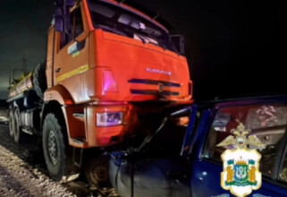 Под Сургутом столкнулись легковушка и грузовик, двое погибших