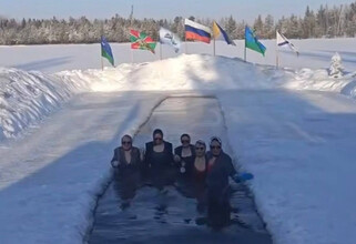 Морозный дебют: девушки из ХМАО в пиджаках и очках отмечают день рождения клуба закаливания