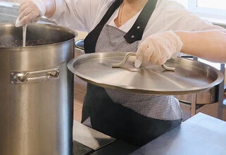 Суд запретил работать организатору питания в колледже Сургута, где отравились 45 студентов