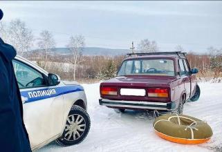Жителям Югры напомнили о штрафах за катание на тюбингах, привязанных к машине