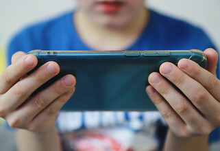 Мамы зацеловывают своих взрослых сыновей: в сети вирусится сомнительный тренд                                